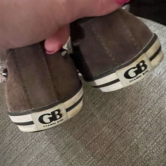 GB Giani Bini brown suede size 8 lace-less slide on sneakers with studs - Picture 6 of 7